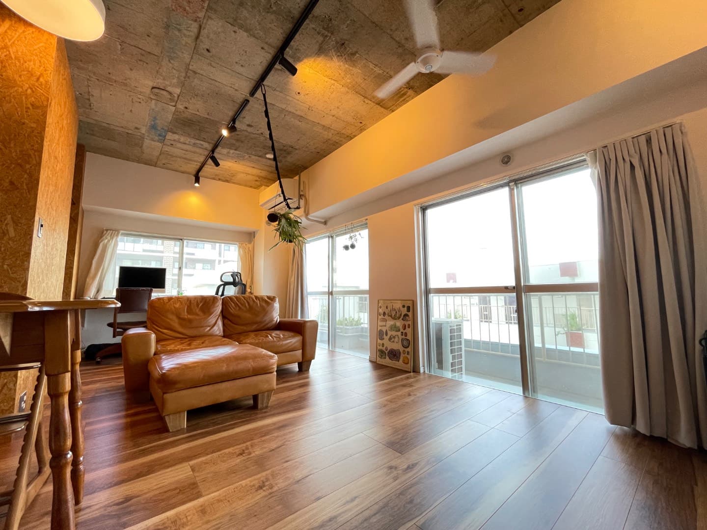 2面採光で明るく開放感があります。
南東向きなので、西陽は入らず夏は助かります。朝陽は入ってきます。こちらは14時ごろ撮影しました。