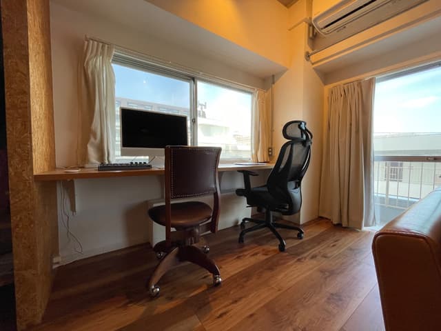 2人並んで座れるワークスペースです。コンセントを多めに設置しました。