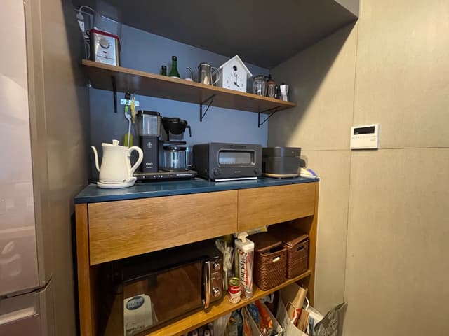 キッチン後ろ側のカウンター。キッチン家電を一通り置け、ディスプレイできます。コンセントや配線を隠してスッキリ見せられるようにカウンター後ろ側に小さな収納を作っています。下側はオープン棚になっていて、収納力◎です。