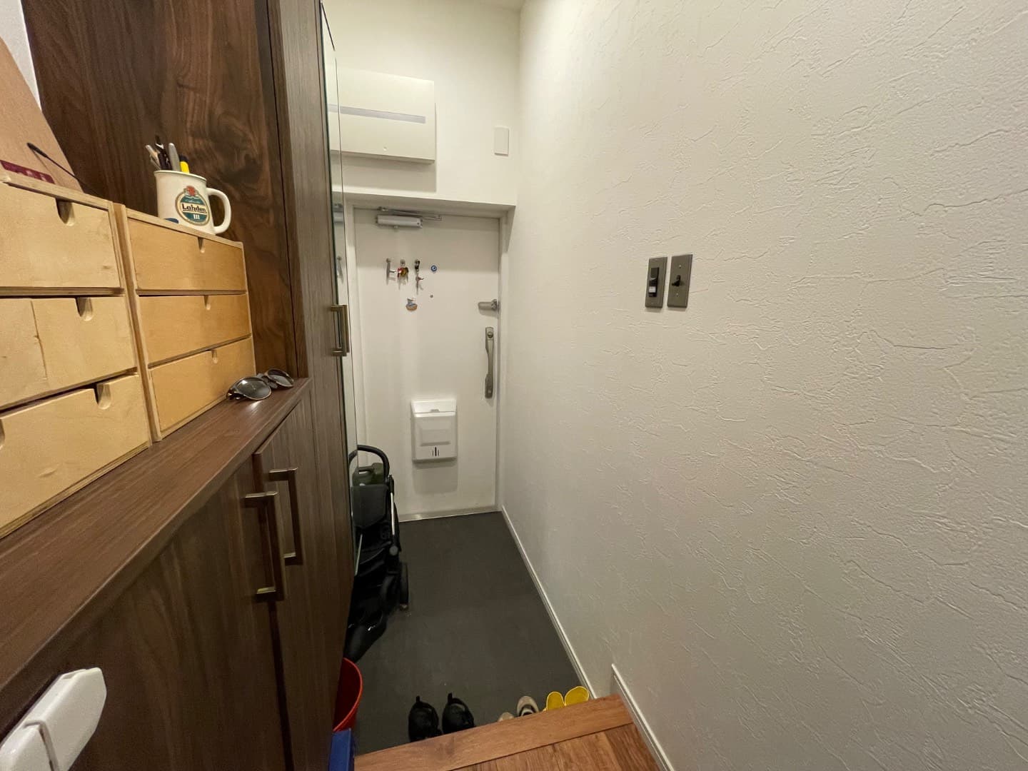 玄関。収納を多く設けて、靴だけでなく、カバンや小物をしまう場所にしています。