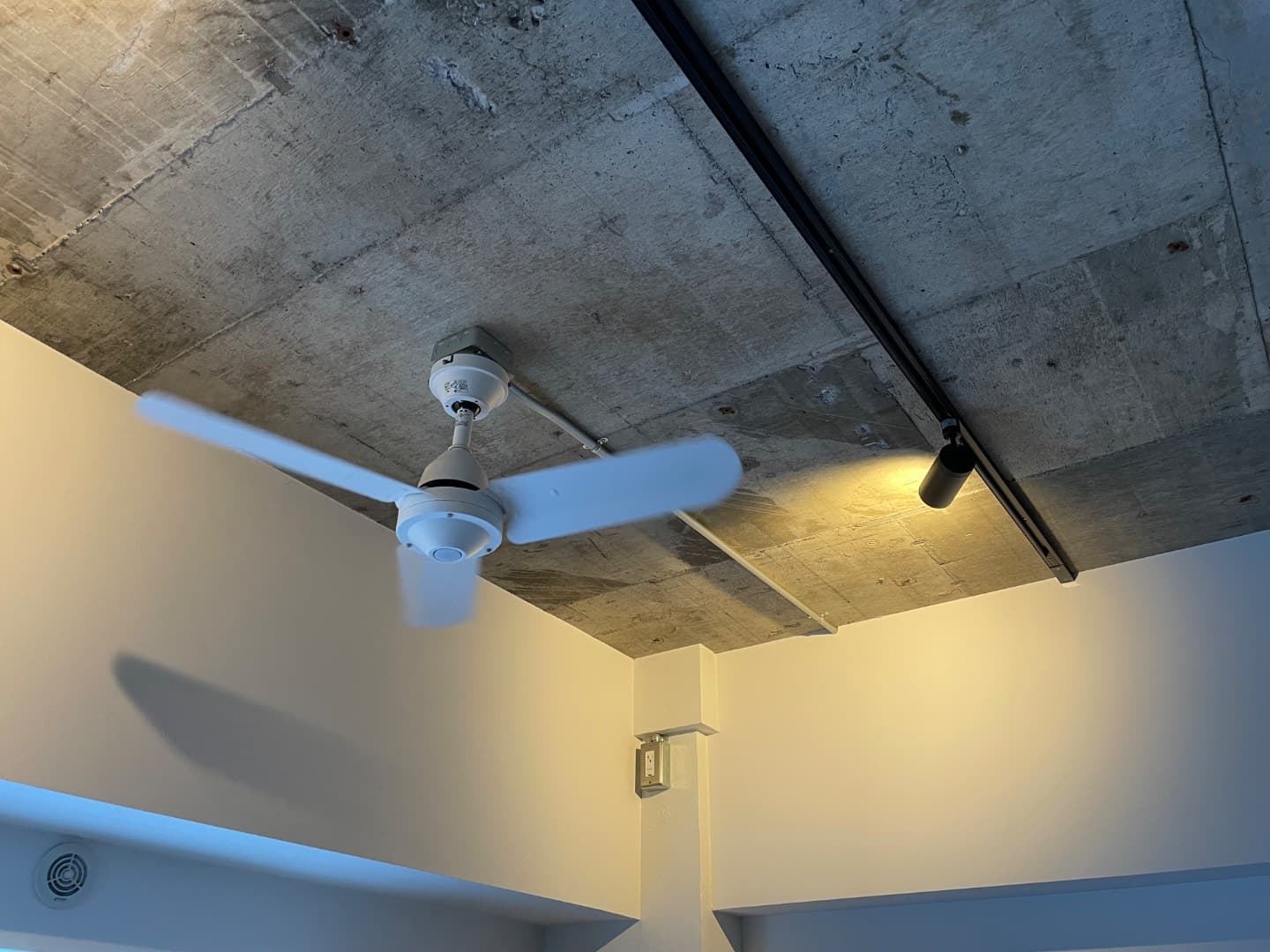 備え付けのシーリングファンがエアコンの冷気や暖気を効率よく回してくれます。