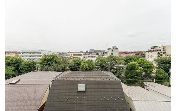 窓からは遮るものがなく、緑道の緑が見えます。