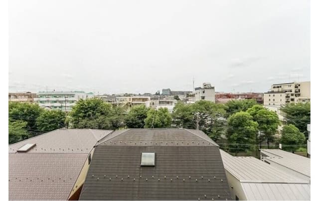 窓からは遮るものがなく、緑道の緑が見えます。