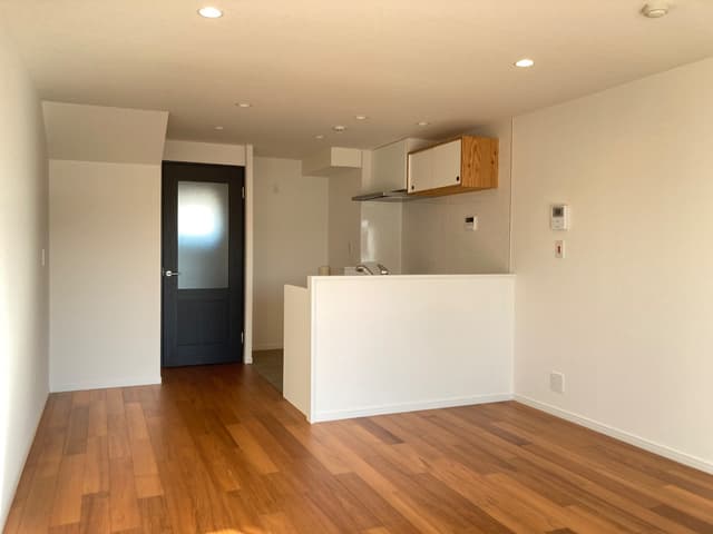 1階の約15帖のLDK。
南向きの窓で陽当たりも良いです
