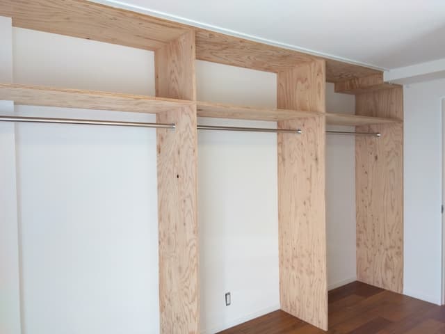 約6帖の部屋には、
壁一面にオープンクローゼットを造作しました。カーテンレールがあるのでカーテンで目隠しも出来ます。
こんなに使わない方でも、デスクや棚を置いて作業スペースにする事も可能です。