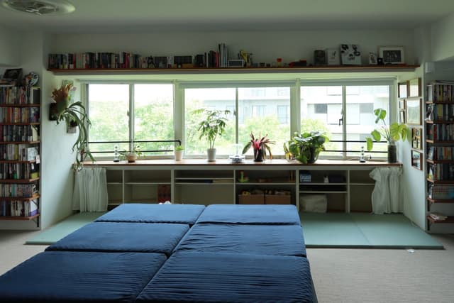 リビングは52m2（27帖）あり、とても広いです。
風通しもよく、棚も多く収納できます。