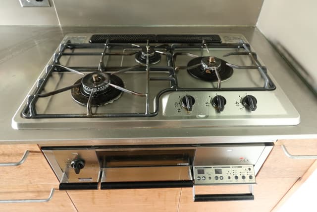 プラスドゥのコンロ。温度調節やタイマー、五徳も大きくて料理しやすいです。