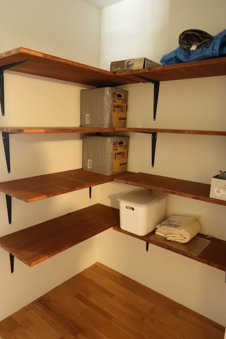 パントリーです。食材などかなりの量置けます。