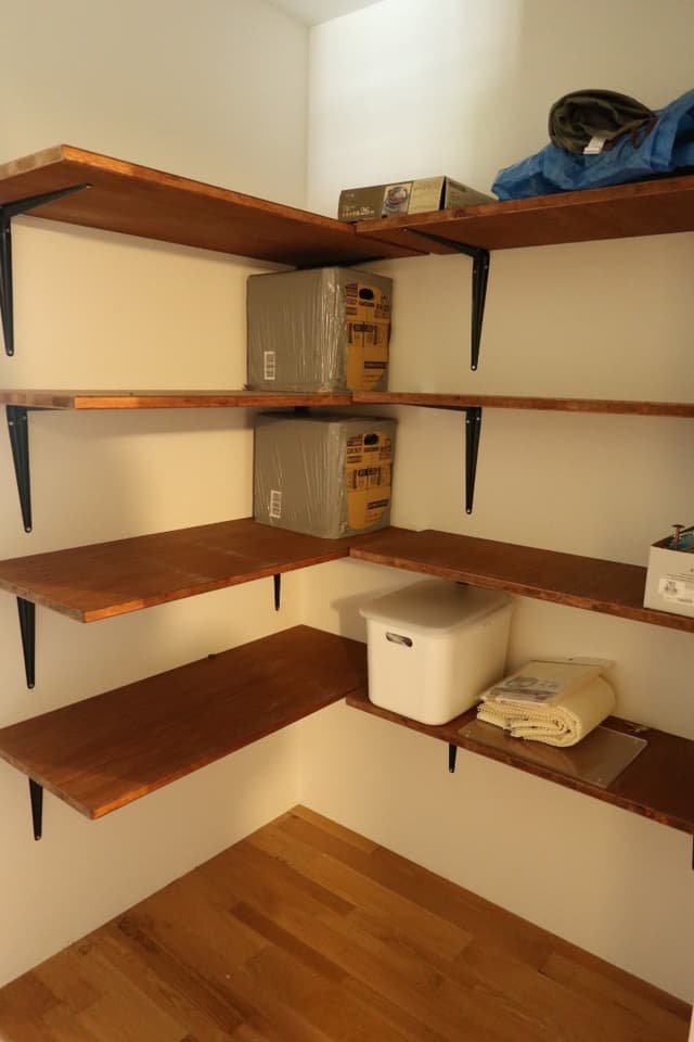 パントリーです。食材などかなりの量置けます。