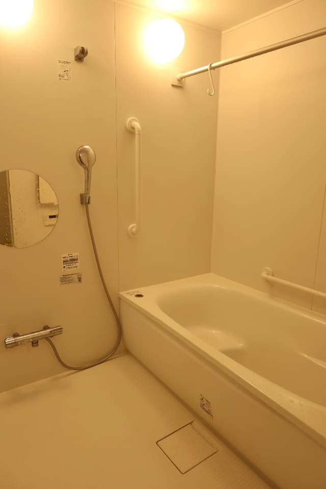 お風呂とても広いです！浴室乾燥機がついてます。お湯を抜くのはボタンを押すタイプです。