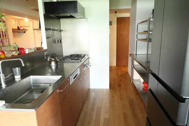 キッチンです。広く、造り付け棚の収納もあります。冷蔵庫つけます。一年ほどしか使ってません。40万円ぐらいしました。