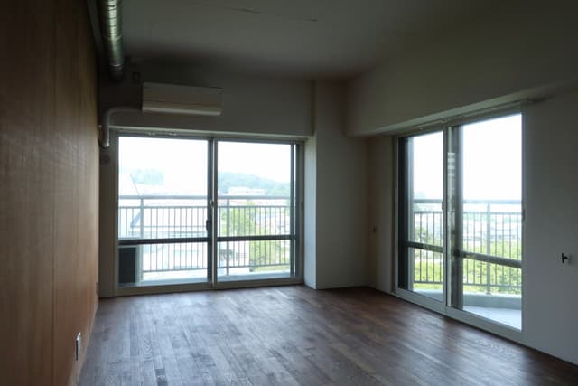 東側の部屋です。景色がとにかく良いです！
壁も一部木製でおしゃれです。