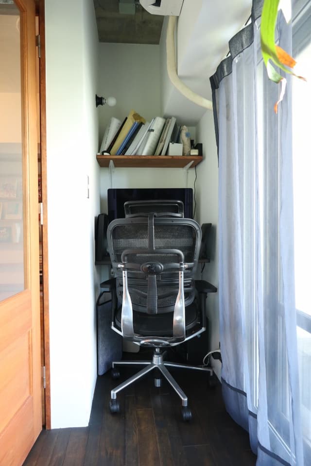 仕事部屋のさらに奥のちょっとした仕事スペースです。机と棚が壁についてます。