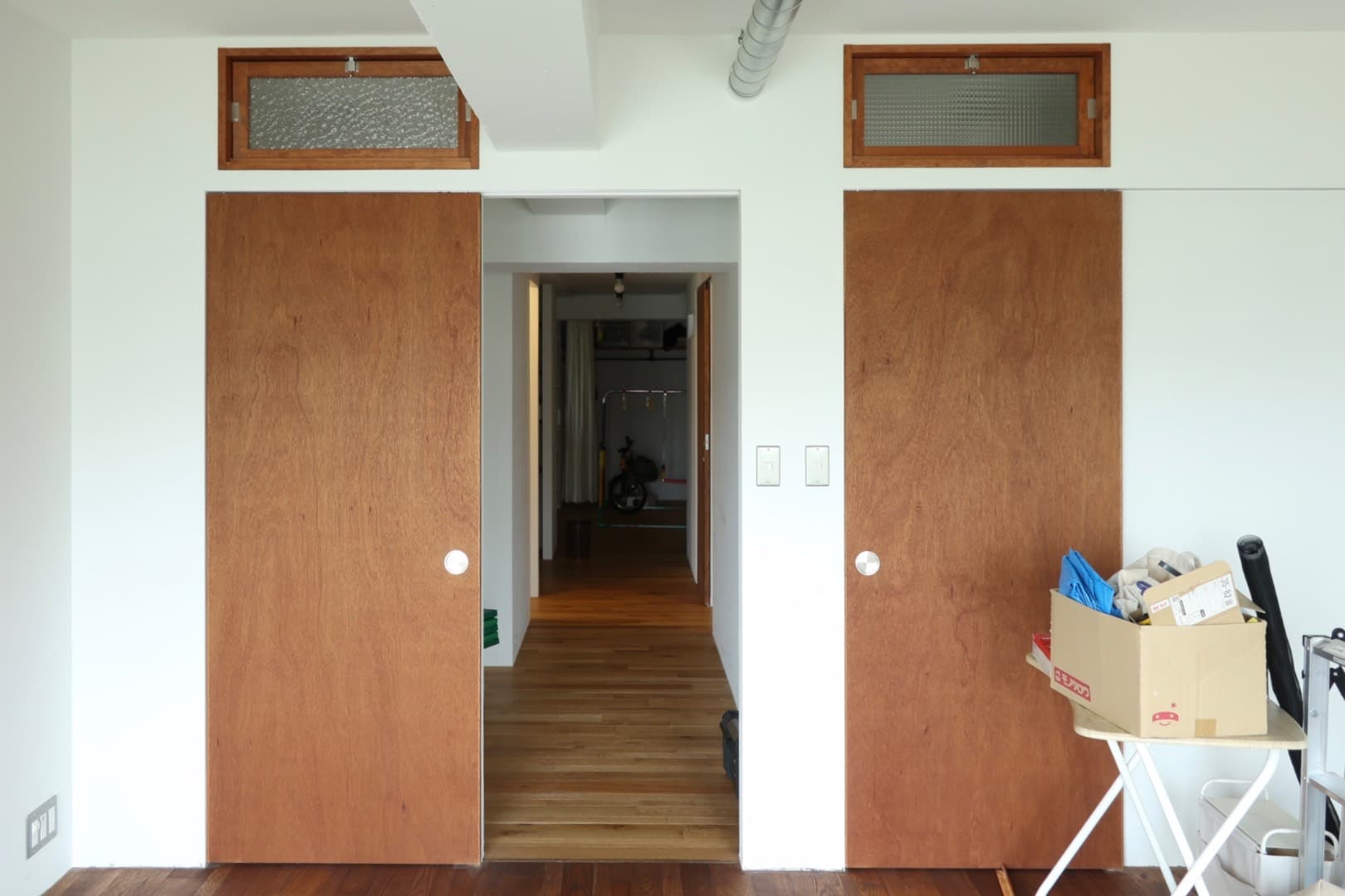 ドアが二つありますが、一部屋になります。
将来的に二部屋にすることも可能です。衝立や壁を作るだけです。