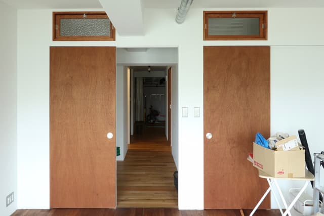 ドアが二つありますが、一部屋になります。
将来的に二部屋にすることも可能です。衝立や壁を作るだけです。