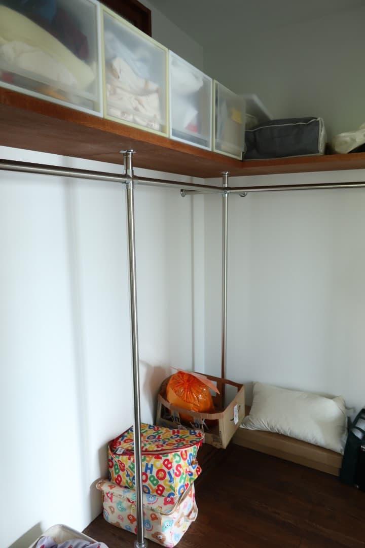 ウォークインクローゼットです。上に小窓があるので湿気ません。