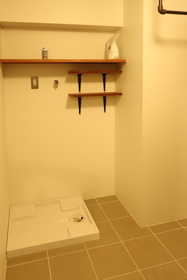 洗濯場です。棚やハンガーパイプがありとても便利です。