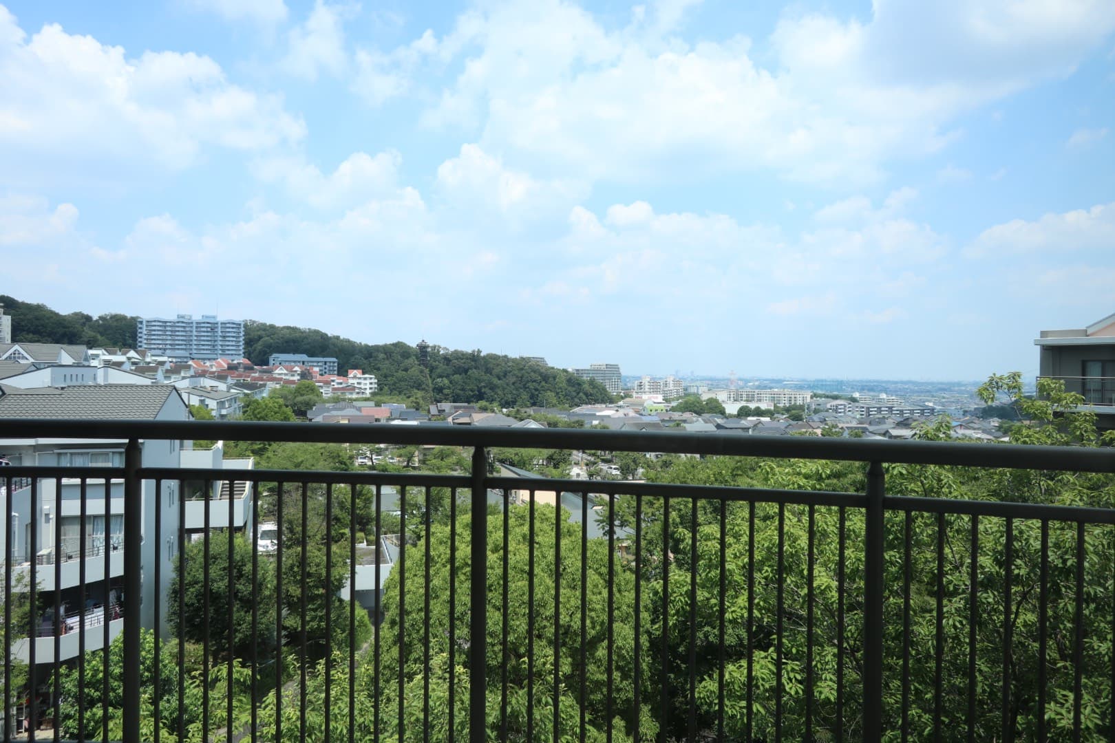 ベランダからの風景。ベランダ四箇所あります。
夏は花火大会が鑑賞できます。雷もとても綺麗です。春には桜が見れます。