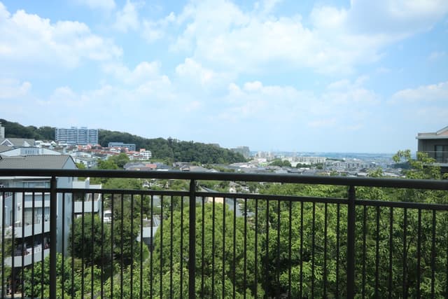 ベランダからの風景。ベランダ四箇所あります。
夏は花火大会が鑑賞できます。雷もとても綺麗です。春には桜が見れます。