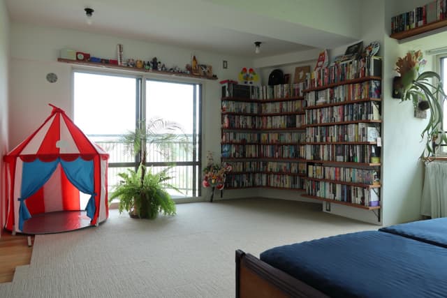 リビングの左側です。リビングにはベランダが二つついていて、窓は三箇所あります。