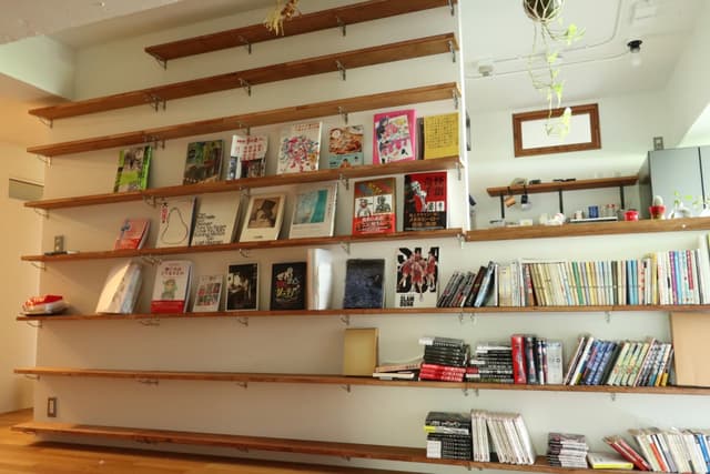 キッチン裏の本棚です。色々置けます！