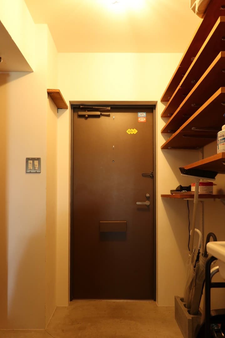 玄関です。右側にある靴棚は可動式で好きな高さに全て変えられます。