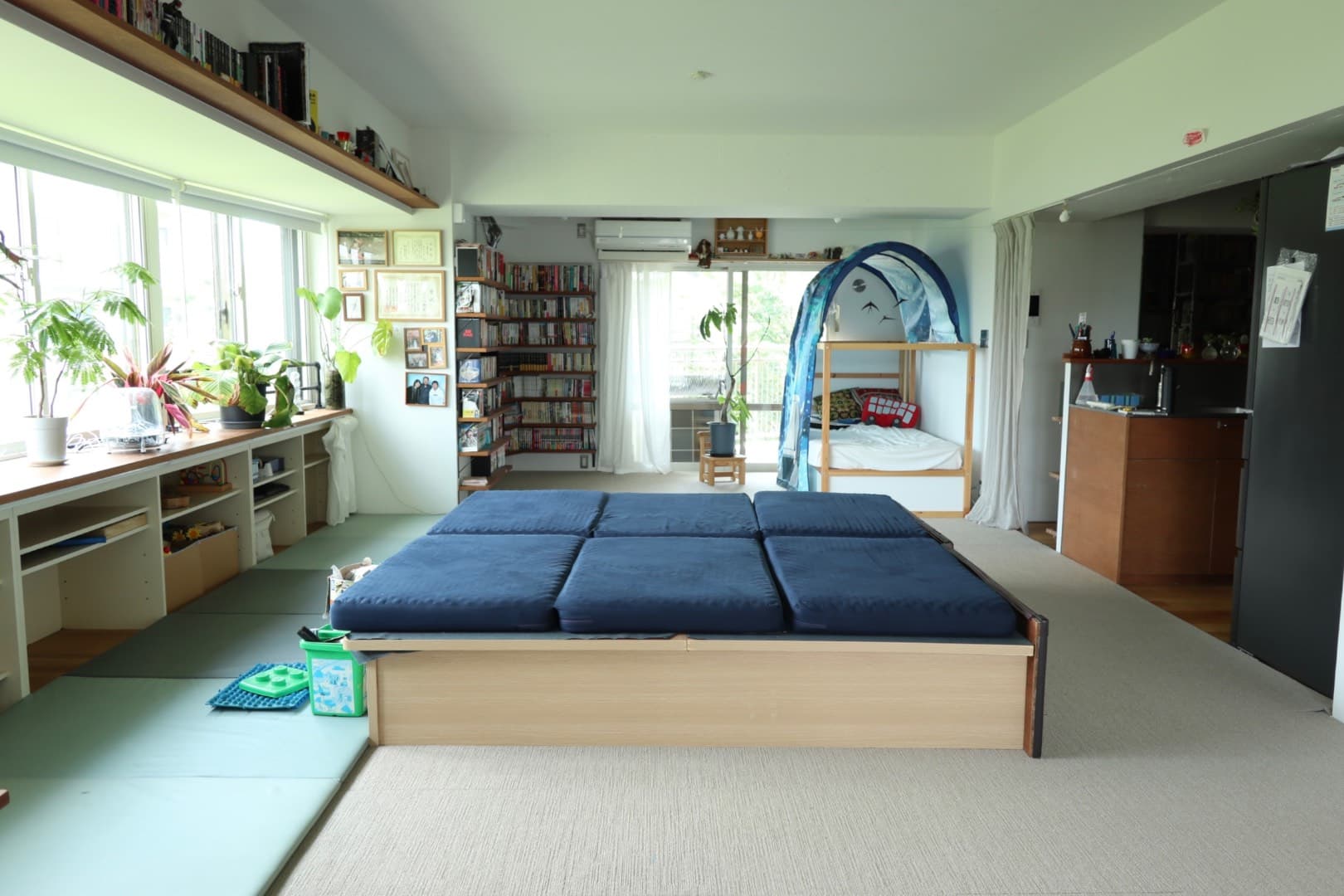 リビング右側の奥です。両側に備え付けの本棚があります。