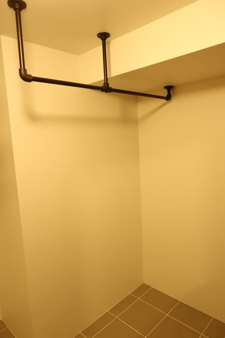 洗濯場の横のハンガーパイプです。
取り込んだものをかけたり、とても便利です。