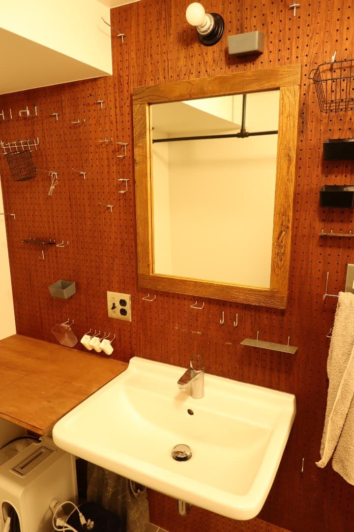 洗面所です。自分仕様にフックを変えられて便利です。