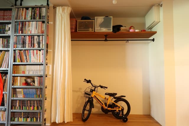 玄関入ってすぐ右にハンガーパイプがあります。コートなどかけられます。