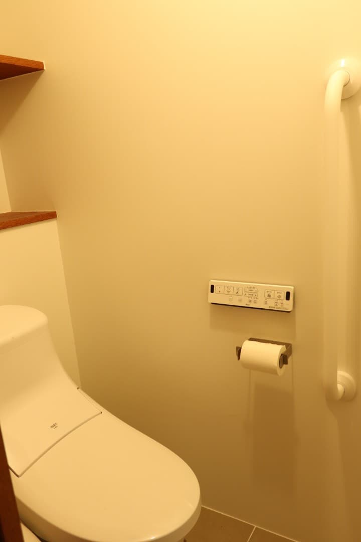 トイレは二つあります。ウォシュレット付きで自動で流れますが手動にもできます。
棚もついてます。