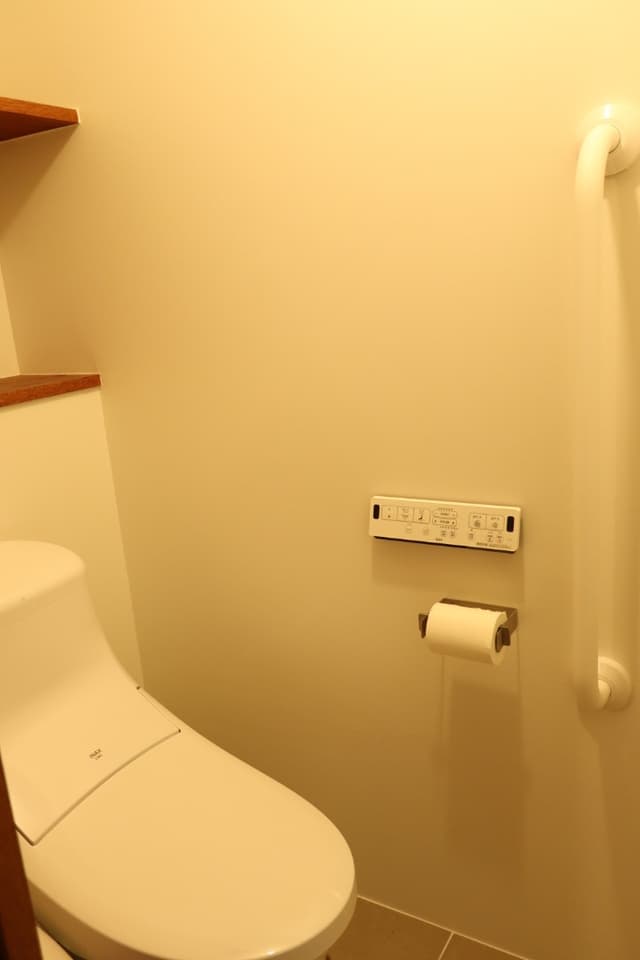 トイレは二つあります。ウォシュレット付きで自動で流れますが手動にもできます。
棚もついてます。