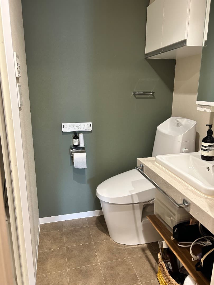 購入後に洗面所の追加リノベ。トイレと洗面所に分かれていたのを壁を取っ払って一部屋にし、造作洗面台をつけました