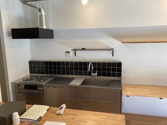 オールステンレスとブラックタイルのキッチン