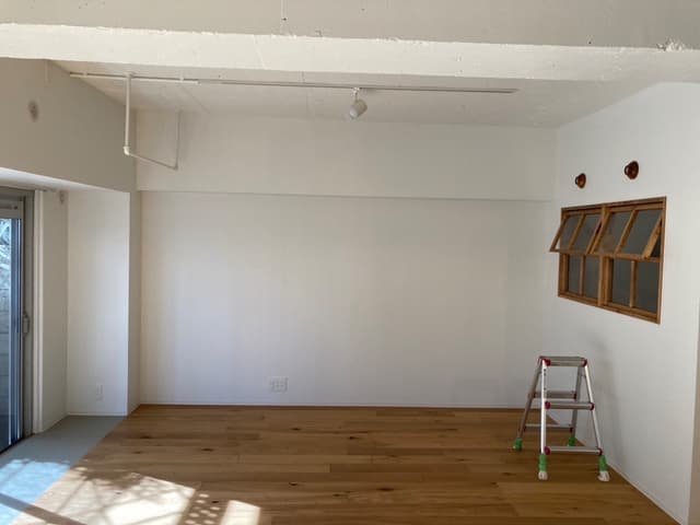 ２部屋をリノベして広い１部屋に変更。
窓際の床は防水タイルになっているので、観葉植物などを育てるのに◎。別の１部屋との間には室内窓を設置。