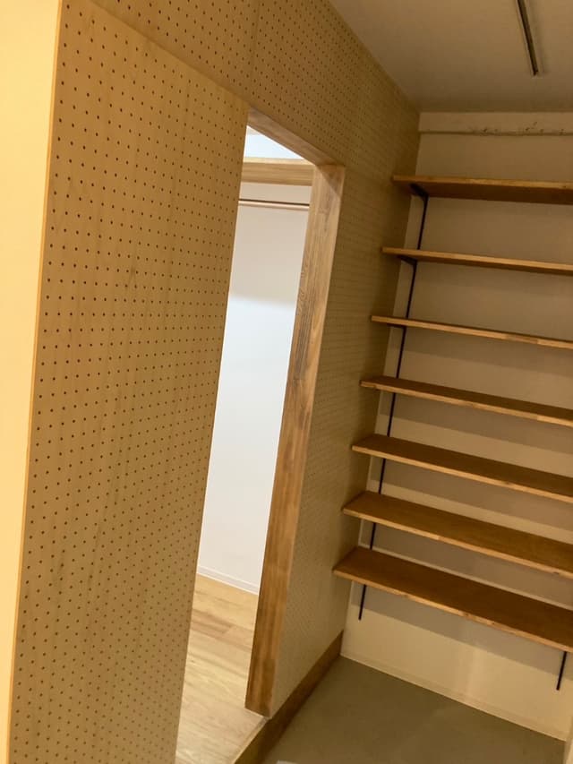土間は可動式の棚と有孔ボードで収納力有り。