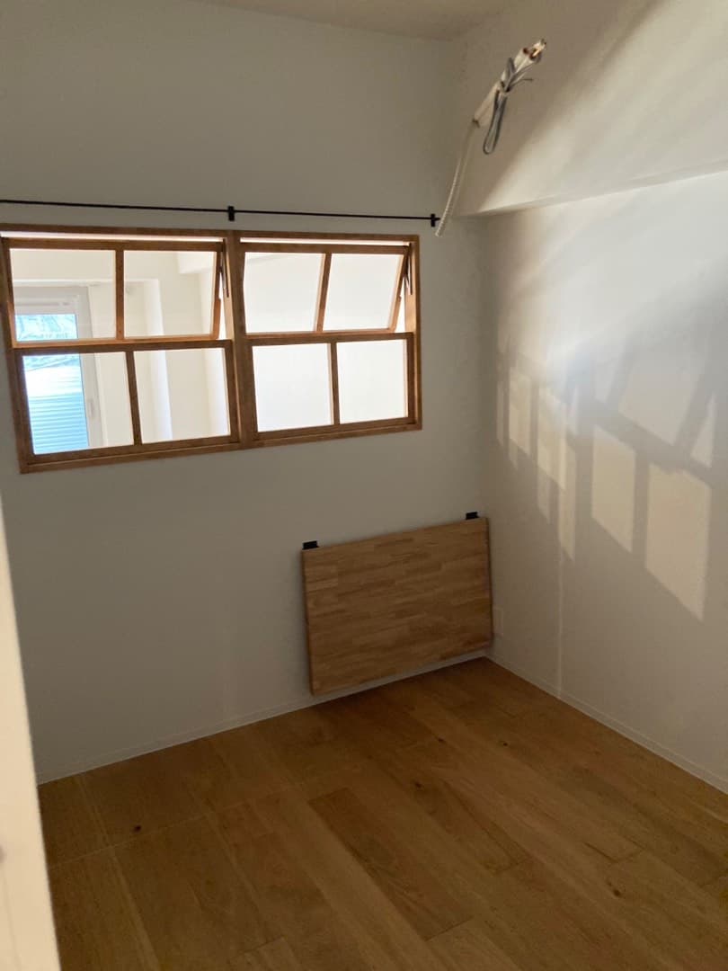 在宅スペースなどになる収納式のテーブル有り。