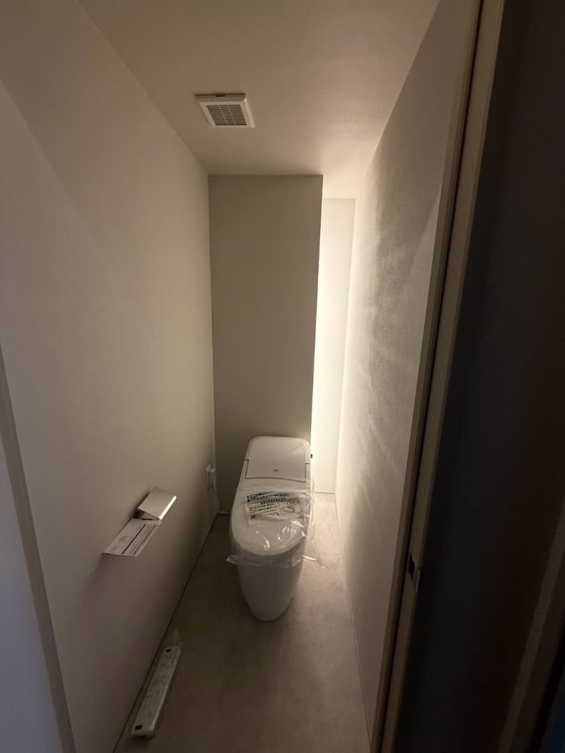 間接照明の奥は収納になっています