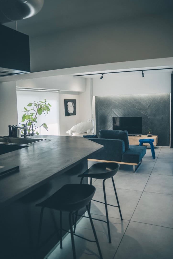 造作の6人掛けモールテックスキッチンが主役の部屋です。
ホテルライクなデザインで生活感を隠しつつ、広いSIC、PAN、WICもあり、見た目と実用面どちらもこだわった内装になります。