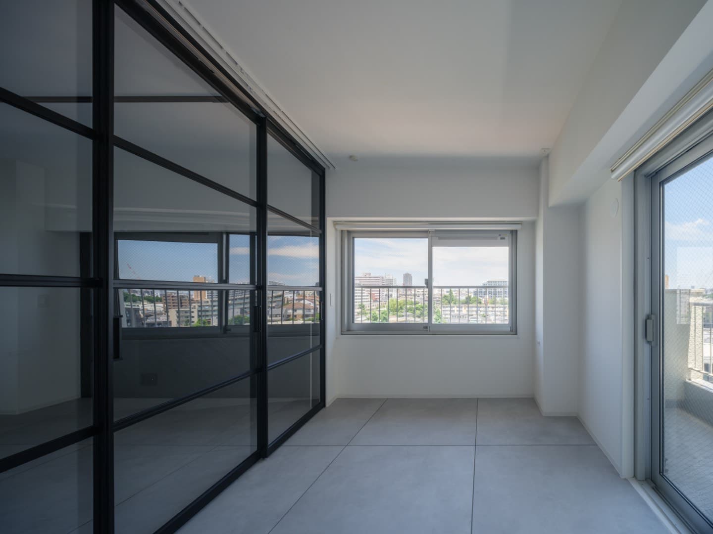 寝室はダブルベッドが置ける最低限の広さにしています。

また、寝室側にもエアコンを設置できるのでリビングとの仕切り扉を閉めても快適に過ごせます。

寝室内には大容量のWICもあります