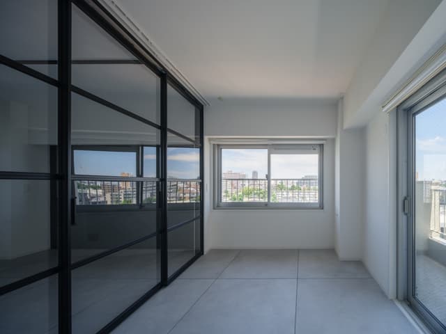 寝室はダブルベッドが置ける最低限の広さにしています。

また、寝室側にもエアコンを設置できるのでリビングとの仕切り扉を閉めても快適に過ごせます。

寝室内には大容量のWICもあります