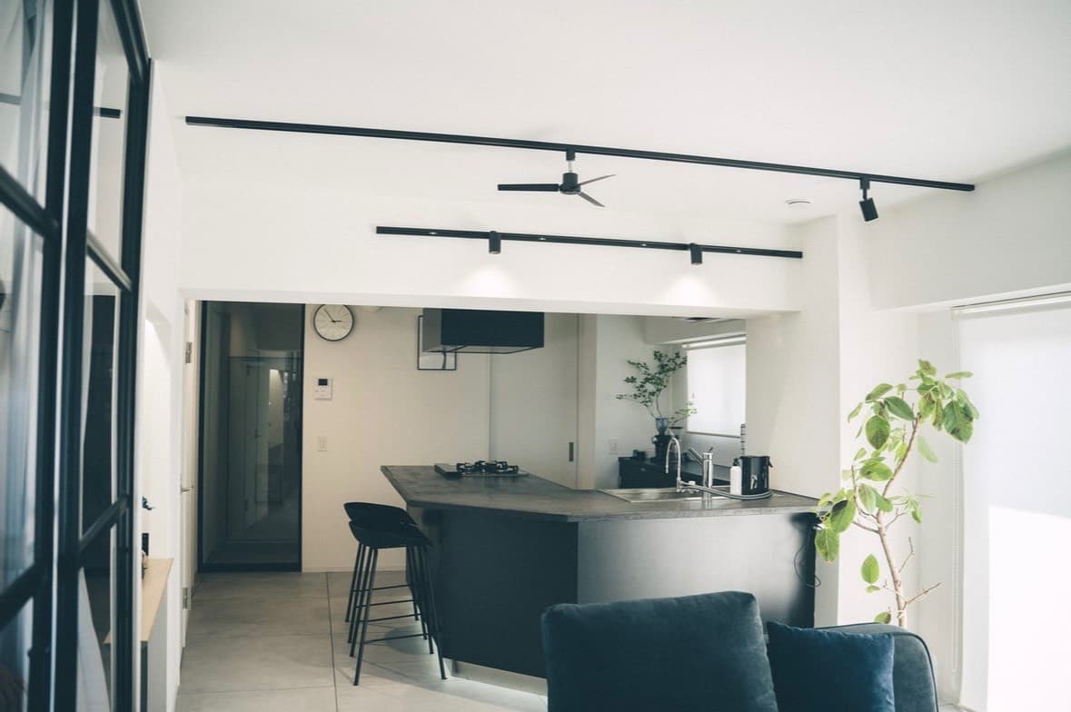 窓が多いので明るくて風通しのいい、気持ちが良い部屋です。