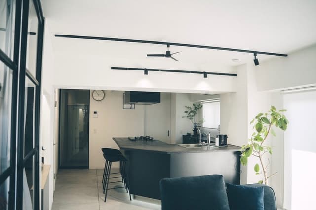 窓が多いので明るくて風通しのいい、気持ちが良い部屋です。