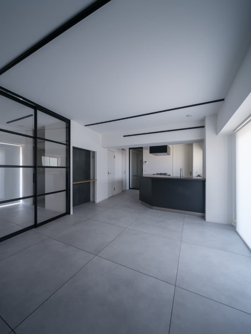 床全面は900サイズの大判フロアタイルを使用。タイル感を強めるためにめ目地棒をとおしています。