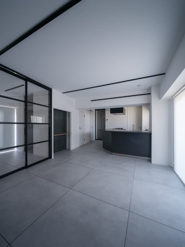 床全面は900サイズの大判フロアタイルを使用。タイル感を強めるためにめ目地棒をとおしています。