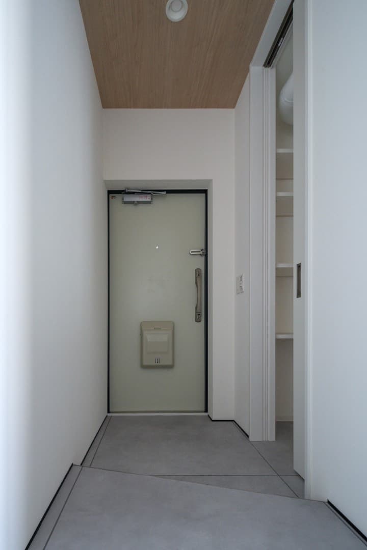 玄関
扉は2018年にさの大規模修繕の際交換済みです。
隣のシューズクローゼットとは引き戸で仕切れるようになっています。