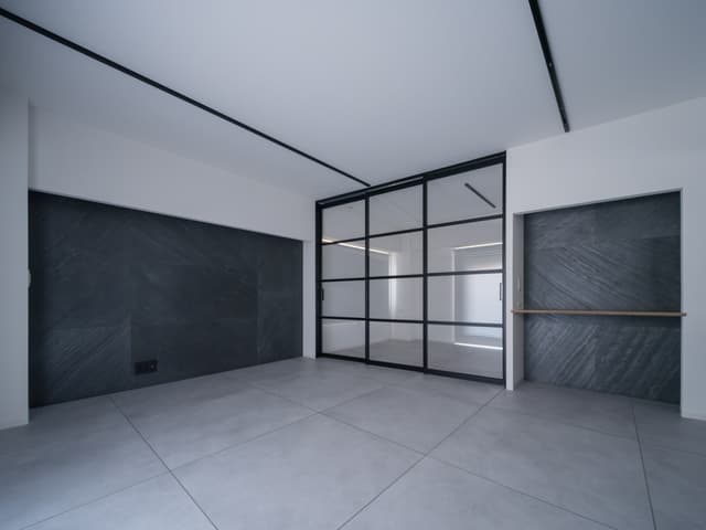 テレビボード背面と多目的カウンター背面はアクセントとしてストーンシートを使用。本物の石を薄く削いでシート状にしたもので、質感も本物の石となります。