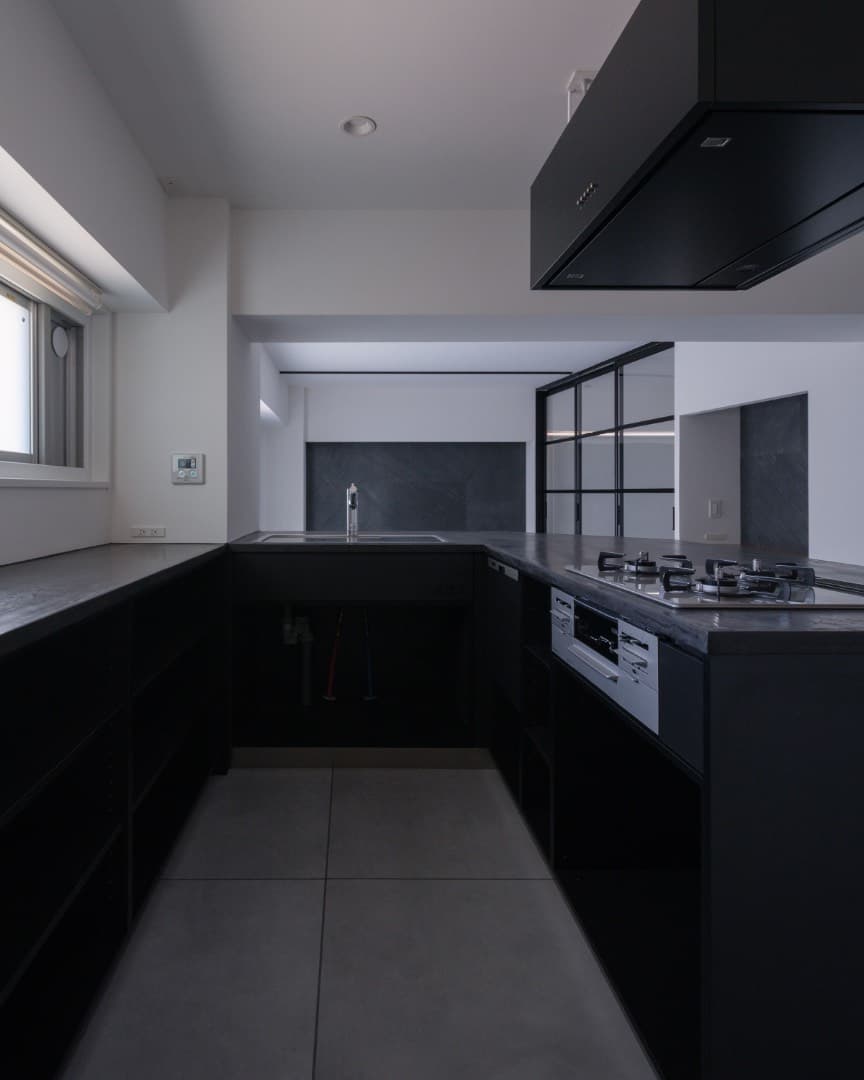 キッチンはガスコンロ（グリル付き）、深型食洗機がついています。

リビングから目に入らない右とシンク下はオープン収納で使いやすく、目に入る左側は黒いガラス扉のキャビネットになっていて生活感を隠すことができます（写真はガラスが入る前でオープンになっています。）