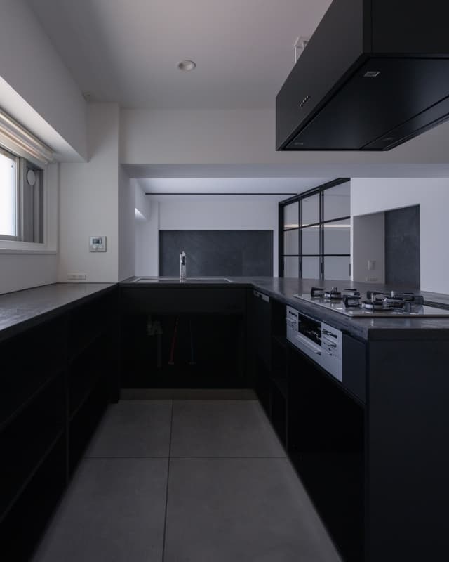 キッチンはガスコンロ（グリル付き）、深型食洗機がついています。

リビングから目に入らない右とシンク下はオープン収納で使いやすく、目に入る左側は黒いガラス扉のキャビネットになっていて生活感を隠すことができます（写真はガラスが入る前でオープンになっています。）