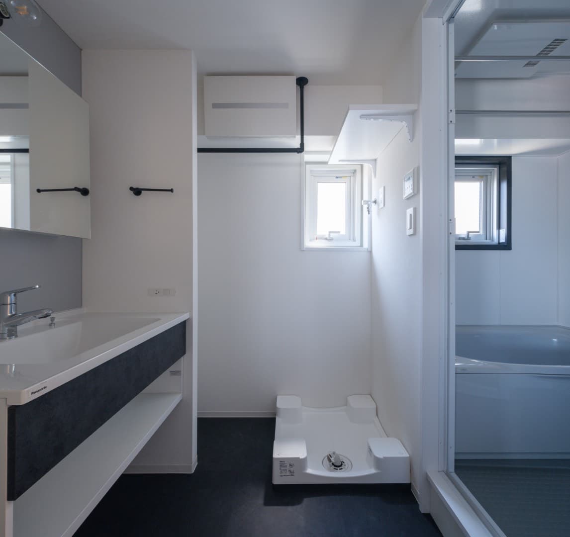 洗面所とお風呂どちらにも窓があり明るく換気もしやすいです。